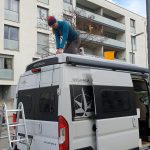 Aufkleben der Solarmodule Aufstelldach Westfalia Columbus Campervan