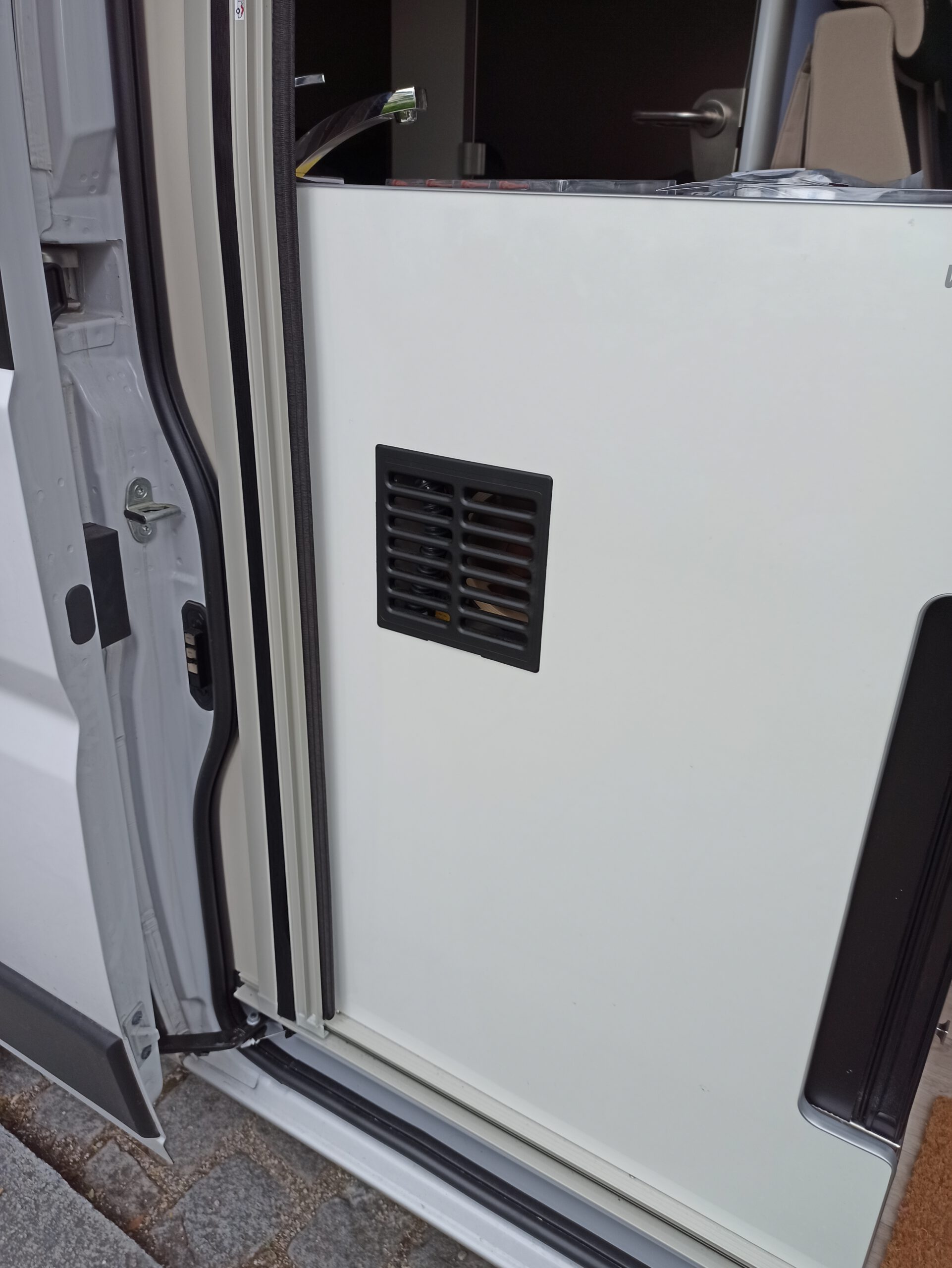 Umbauanleitung lauter Kühlschranklüfter im Westfalia Columbus 540d Lüftungsschacht Vitrifrigo Kühlschrank